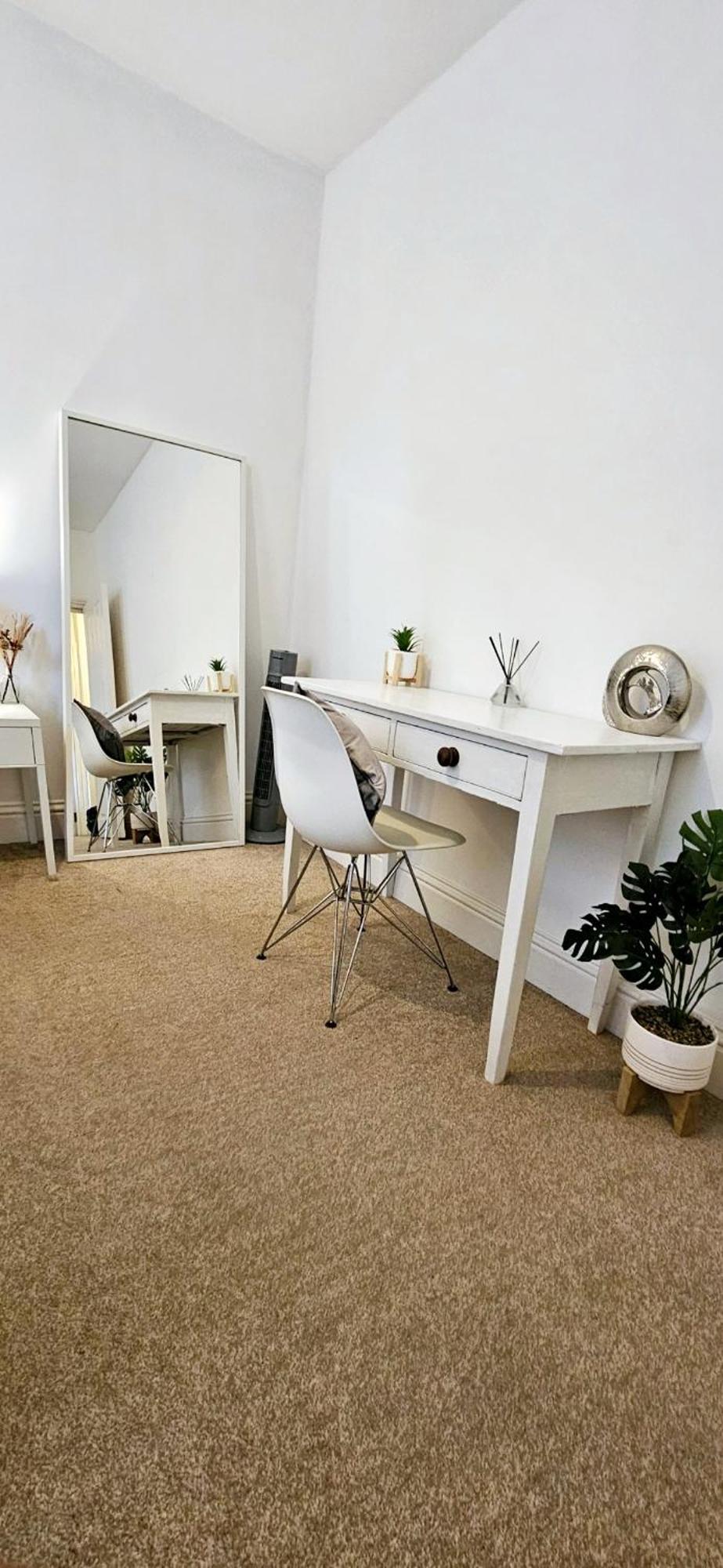1 Bedroom Flat In Грейвсенд Екстериор снимка